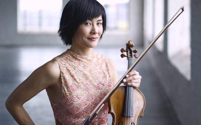 Headshot of Jennifer Koh holding violin